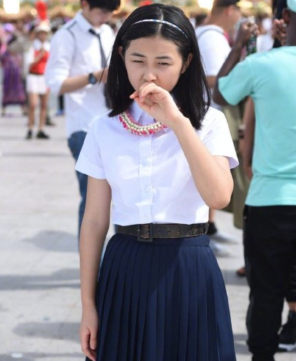 泰国滤镜才是"照妖镜"?看到张子枫生图中的腿型,我以为眼花了