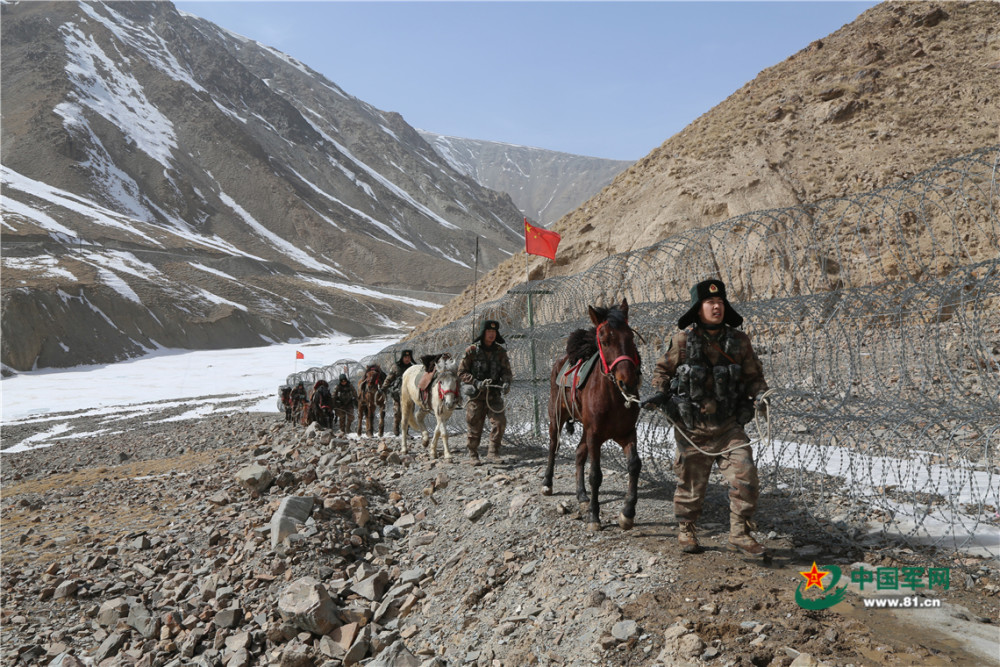 翻雪山趟冰河他们守卫着祖国的边疆
