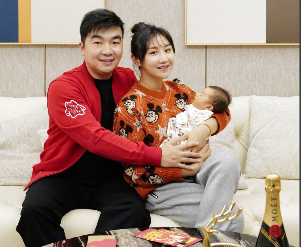 梁超在自己微博留下评论,否定自己不疼爱老婆,表示节目有剧本