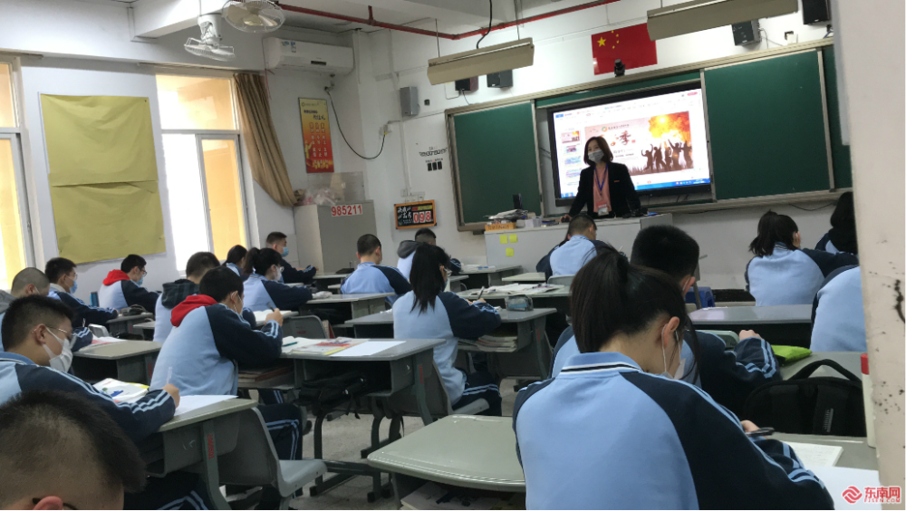 福州屏东中学福州格致中学陆续有高三学生排队入校福州三中门前福州