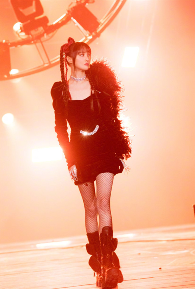 郑爽离开张恒后放飞自我穿渔网袜上台这腿细到快要消失了