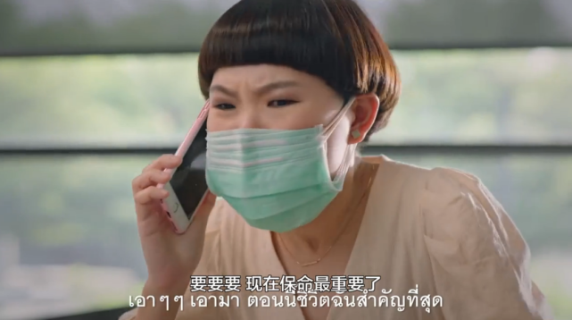 被疫情吓昏了头的人们开始采取一些夸张又搞笑的防护方式,比如带脖套?