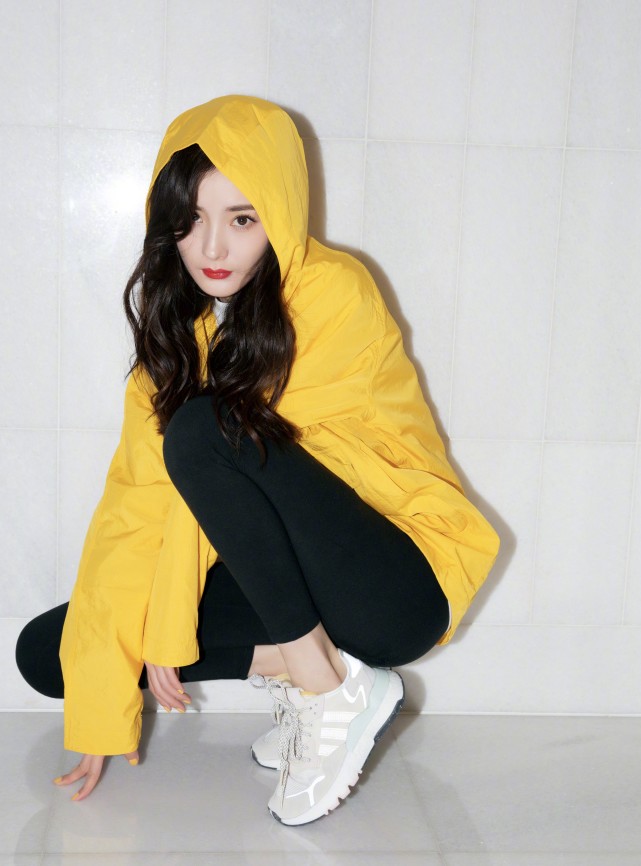 谁说"小白鞋"过时了?"少女幂"一直都在穿,青春活力又时髦!