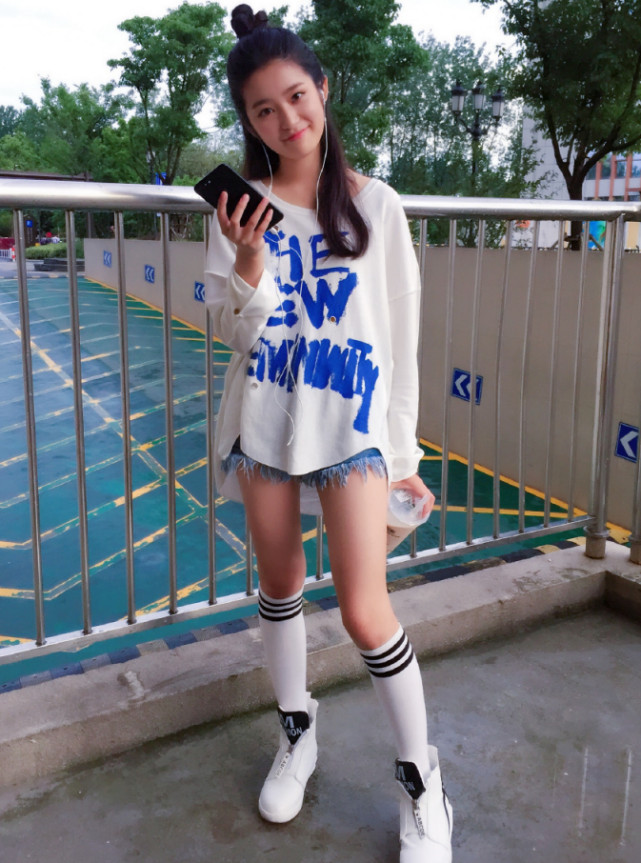 林青霞"女儿"终于长大,17岁穿上"奥利奥袜"的腿,长得要命