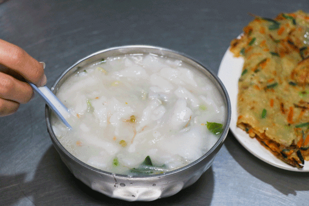 并且每一碗锅边糊的分量都很大,十分良心!体力劳动者吃了都说饱!