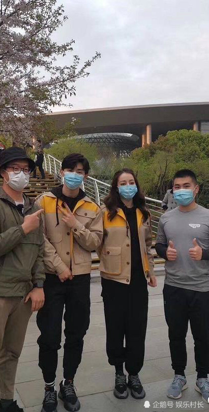 迪丽热巴邓伦甜蜜同框录节目,伦巴cp超话迅速升级,热巴现场主动避嫌