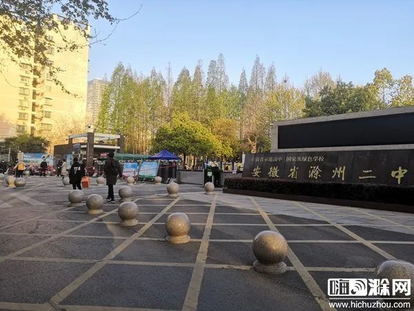 在滁州二中校门口,陆陆续续有学生到达,有的是父母陪着前来,有的是