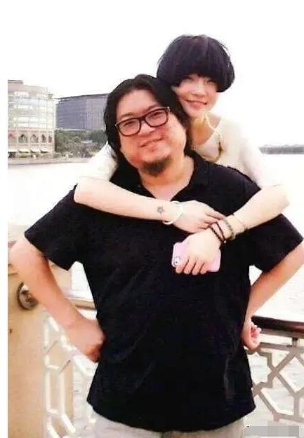 32岁高晓松前妻晒近照离开他后重生和13岁女儿同框像姐妹