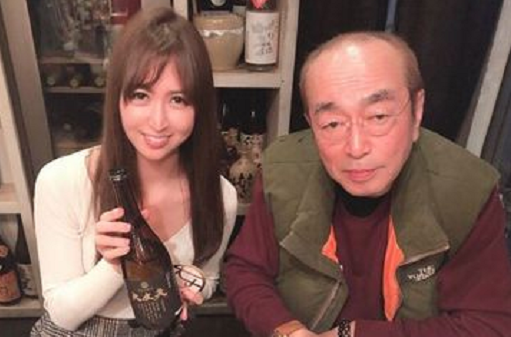 70岁日本男星去世后 32岁嫩模女友大谈恋爱过往 称对方太风流 腾讯新闻
