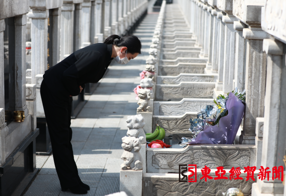 殡仪馆女司仪代客祭扫向逝者鞠躬90度替人寄哀思