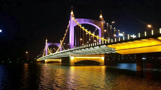 下面照片是辽宁省抚顺市的夜景.下面照片是辽宁省抚顺市的标志性建筑.