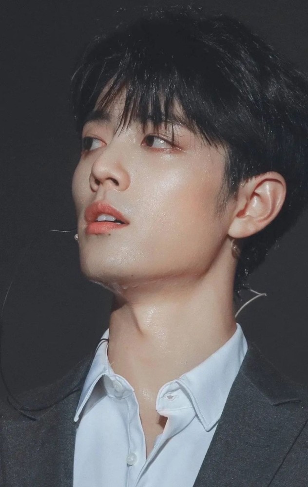 因为喉结和鼻子的缘故,整个侧颜犹如雕塑,可能正面看王一博不是最帅