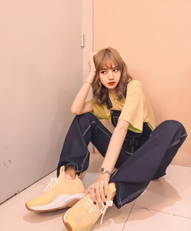 lisa最新综艺造型,身穿撞色v领针织衫,高马尾增减龄休闲感