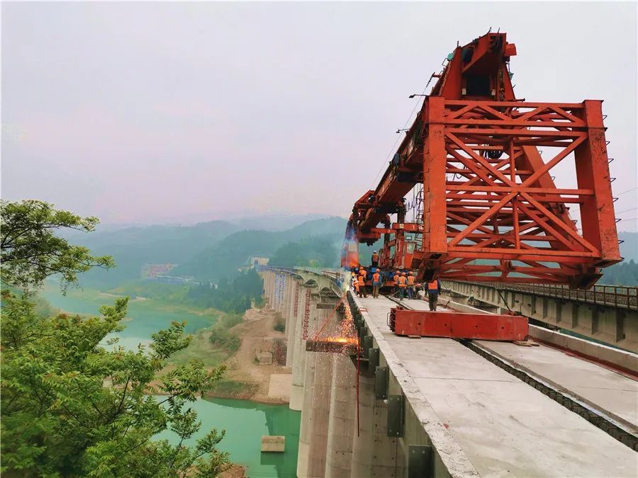 位於重慶市涪陵區 江東街道與白濤街道交界處的 渝懷鐵路涪陵至秀山段