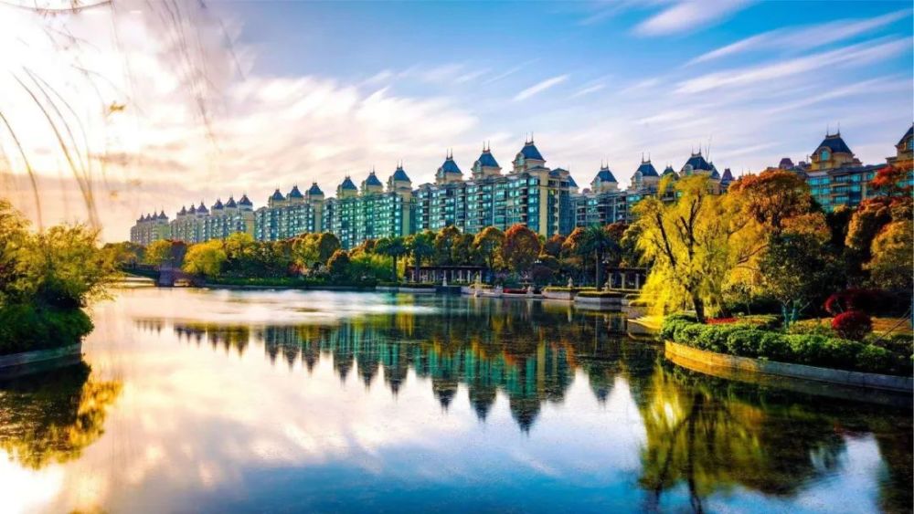 海报上的棒球选手是波士顿红袜队的击球手泰德威廉斯,他被称为"史上