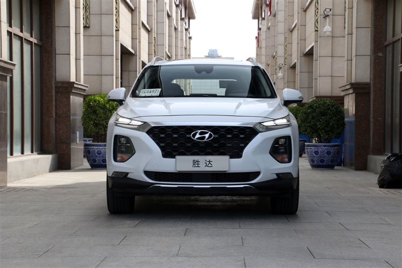 家庭适用经济6座车试驾北京现代胜达