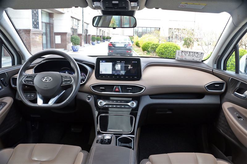 家庭适用经济6座车试驾北京现代胜达