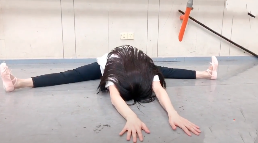 蔡卓宜挑战"高难度劈叉",看到下叉的角度后,网友:绝了!_腾讯新闻