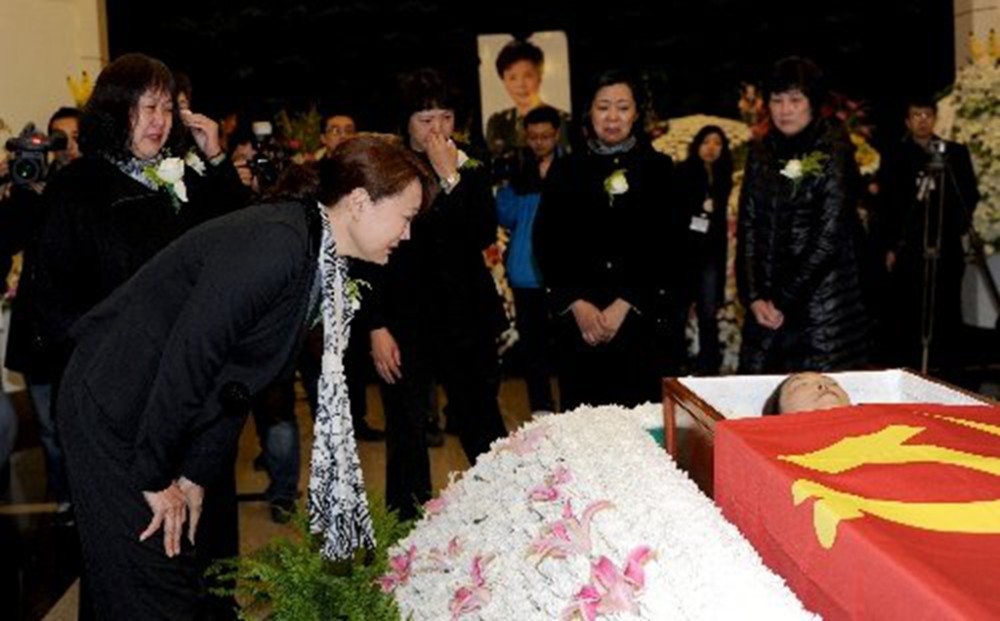 肃然起敬!女排功勋去世7年,缠着绷带上场比赛,开启球队五连冠