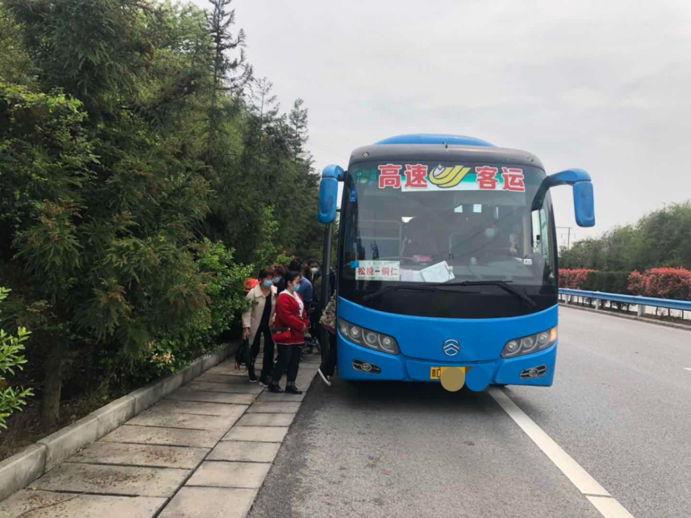 高速公路突发故障交警及时救助护平安