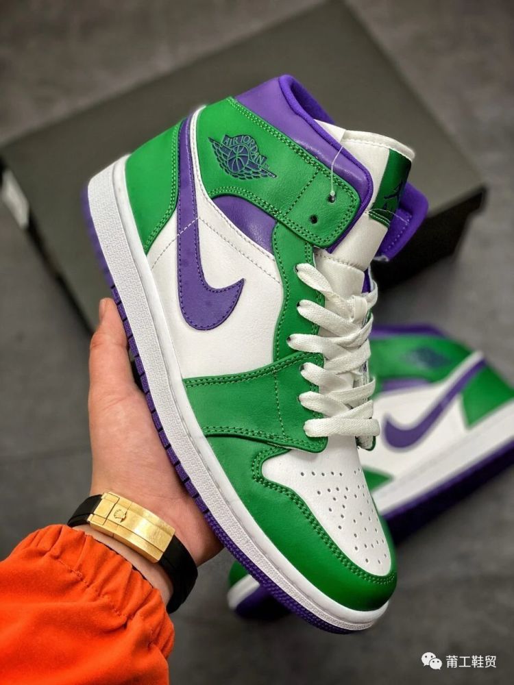 "无敌浩克"来啦,上脚回头率超高!全新aj1 mid绿巨人配色开箱