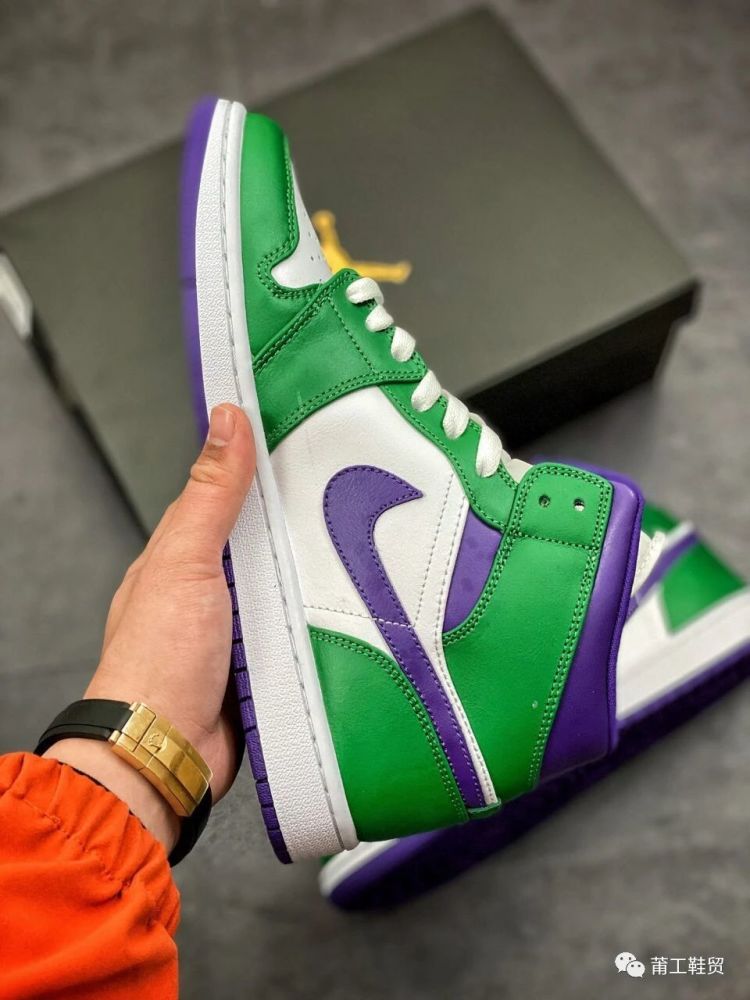 "无敌浩克"来啦,上脚回头率超高!全新aj1 mid绿巨人配色开箱