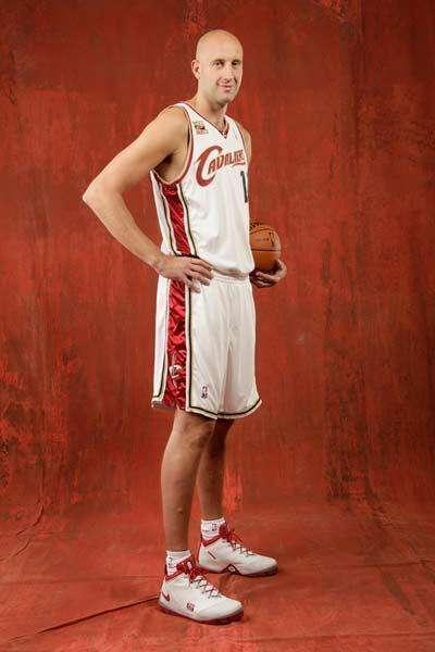 身高2米21和詹皇并肩奋战641场球迷老詹欠他一个总冠军