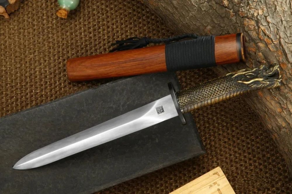 男人手中的精品利刃寒光凛凛的精品短剑