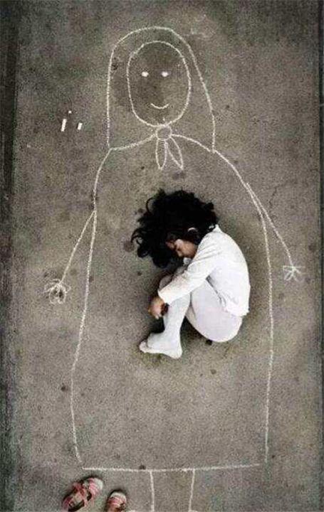 令她意外的是,女儿第一次呈"大"型睡着了,不再紧紧蜷缩着四肢,即使她