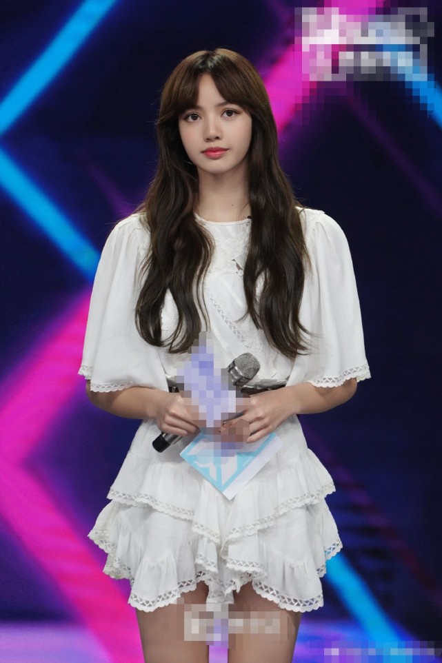 lisa太严厉?学院风穿搭配高马尾录节目,真是不心软的美少女