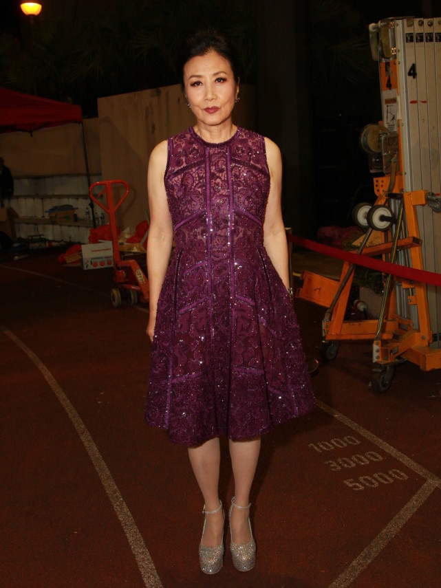 72岁汪明荃好自信,果冻粉亮皮裙配大头花,可惜松弛肌肤太减分