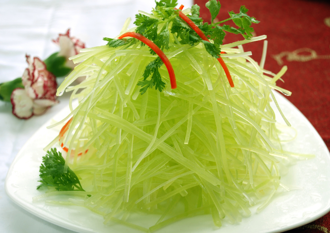 4,凉拌笋丝的时候,注意一定不要加酱油之类的有色调料,本来笋丝给人的