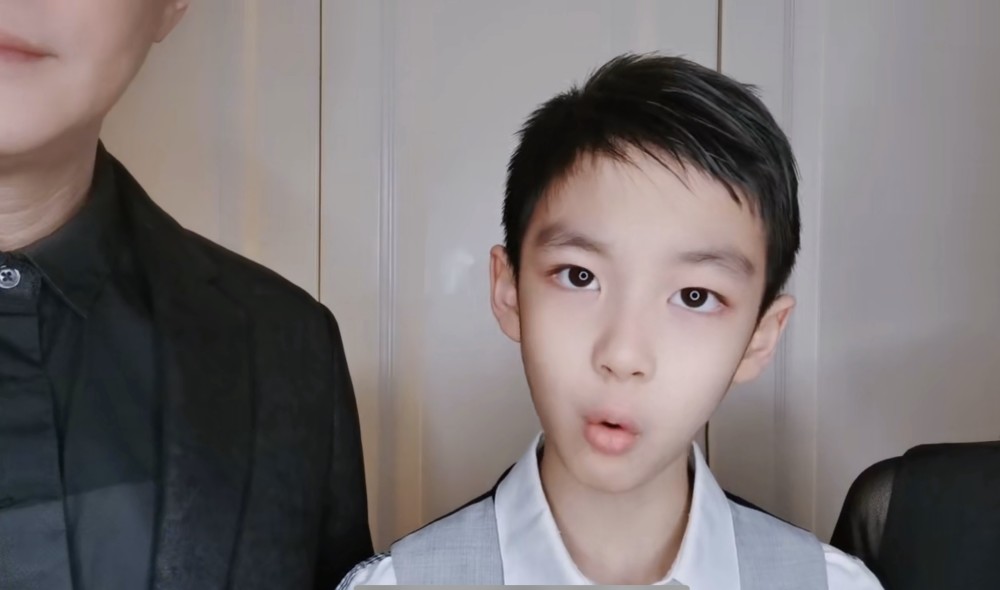 曹颖儿子太会长一家三口合影儿子是颜值担当比老妈还漂亮