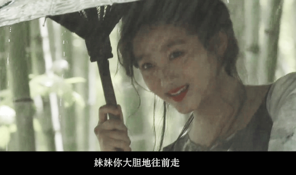 不愧是鬼才导演张艺谋拍电影敢用关晓彤雨下撑伞能不惊艳