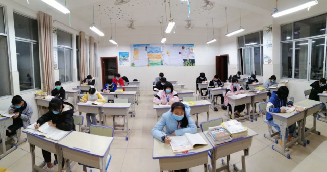 港区中学600名学生返校上课