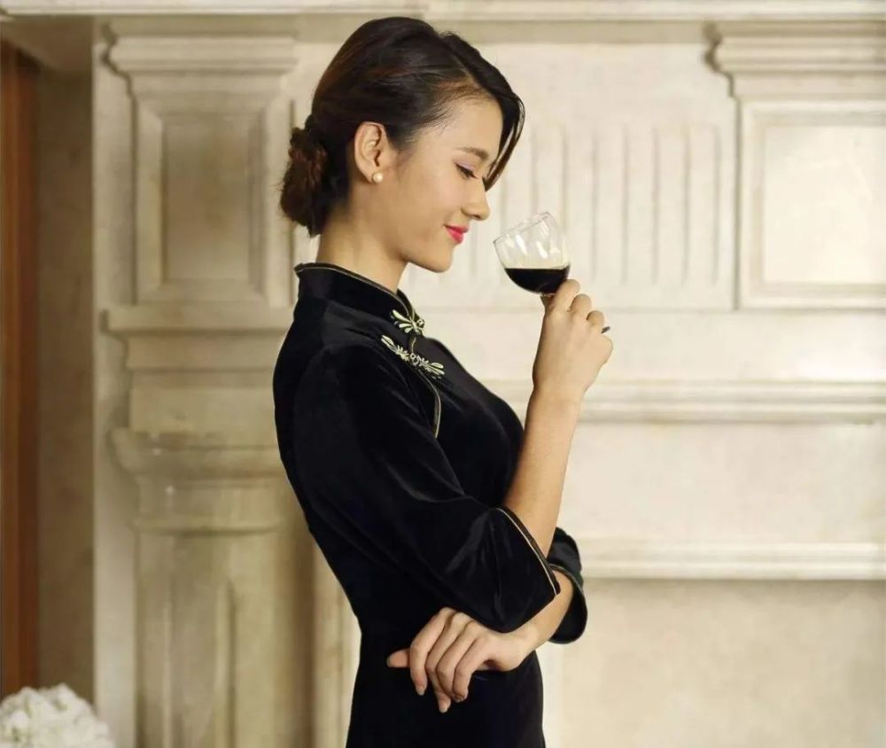 此外,喝酒会刺激到人的唾液和胃液分泌,会让人们的食欲有所增长,很多