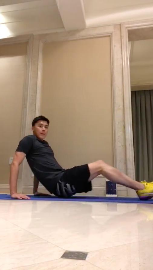 蔡徐坤当面劝粉丝不要接机张艺兴蹲地上祈福邓伦涂红色指甲油