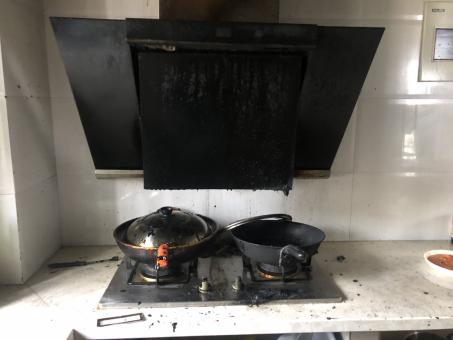 查看更多图片 >吓得业主赶快报警热腾腾的油锅突然着火