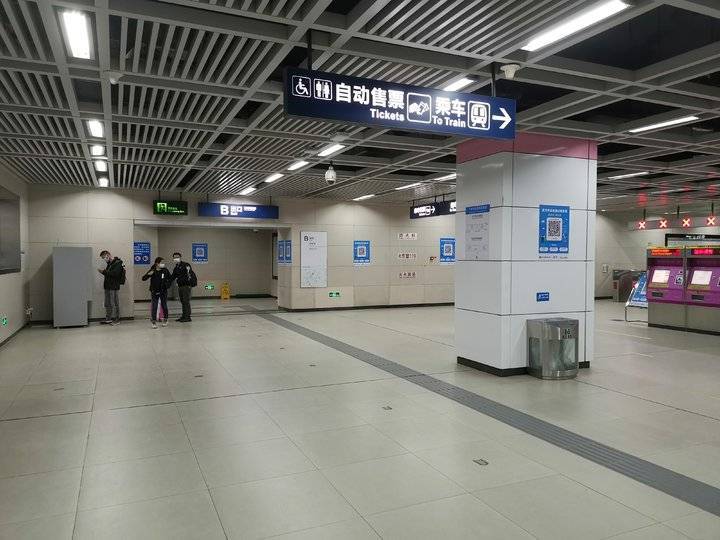 广埠屯地铁站三三两两的人流广埠屯地铁站光谷行驶中的轻轨公交车雄楚