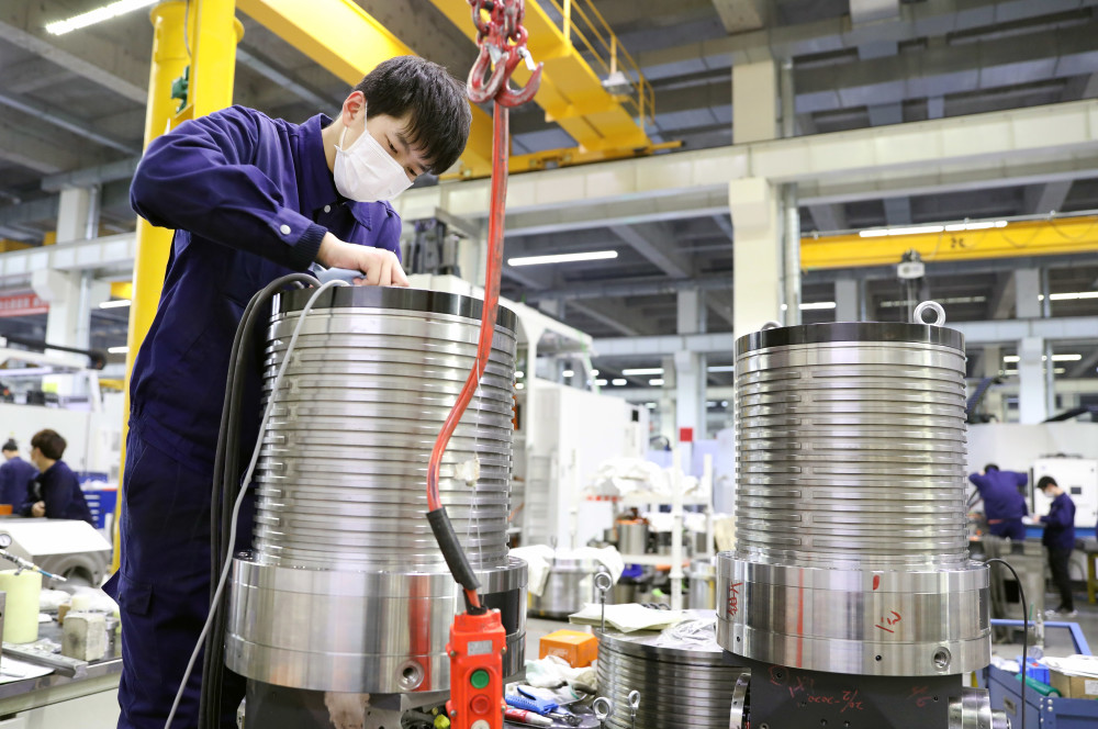 4月7日,科德数控股份有限公司职工在车间装配设备.