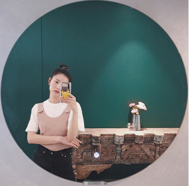 刘雯晒自拍美照,扎着减龄丸子头显得清爽利落,恬静动人!