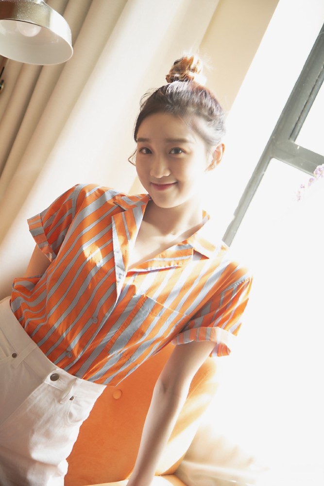 李子璇厉害,穿199的橙色衬衫配299的牛仔裤,活力十足