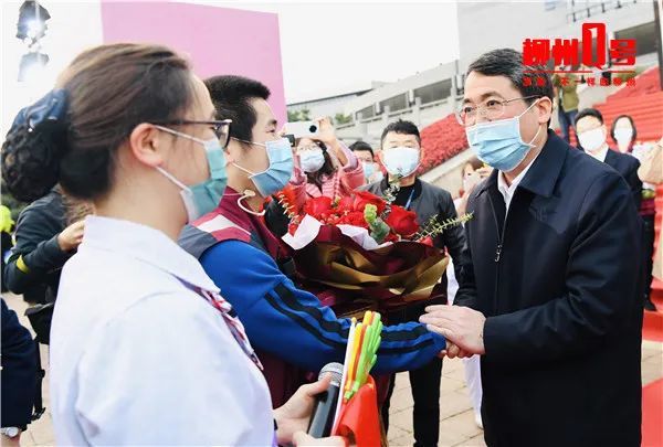 广西柳州第四批援鄂英雄回归,有队员向护士女友表白,市长送祝福!