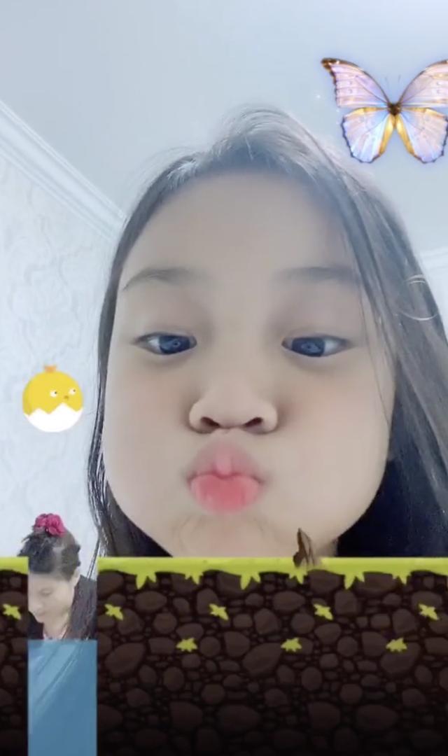 现在短视频平台做的不错,有了许多插件,有许多小游戏可以将人物的表情