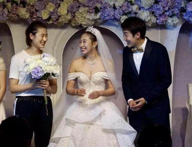 又一位乒二代诞生前国手喜得爱女两年前大婚新娘将捧花给丁宁
