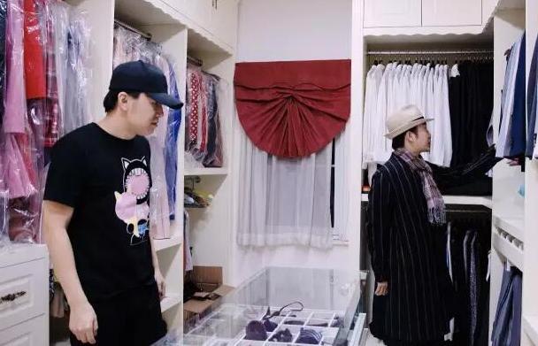 参观歌手高进的豪宅家里几乎每处细节都有雕花装修媲美卢浮宫