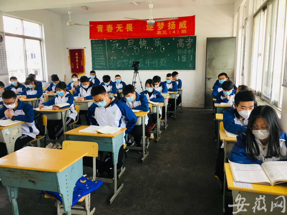 池州二中:学生须着校服入校 食堂打餐区间隔1米贴地标