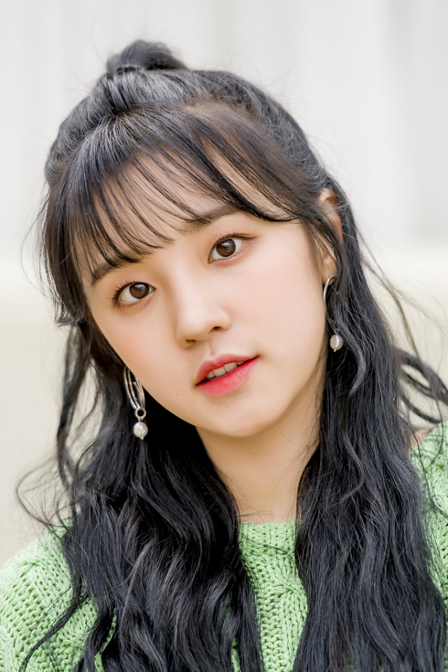 宋雨琦:薄荷绿破洞麻花毛衣 马丁靴半马尾俏皮美少女