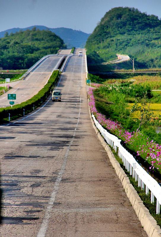 朝鲜高速公路没收费站,路上颠簸开不快,服务区苹果按个卖