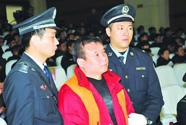 直到审判时,张畏才知道一切的真相.